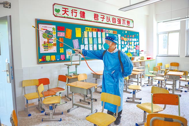 經過一個月的抗疫，大陸28日本土病例「零新增」，目前僅剩1地為高風險地區，另有17個中風險地區。圖為南京市在開學前展開校園消毒。（中新社）