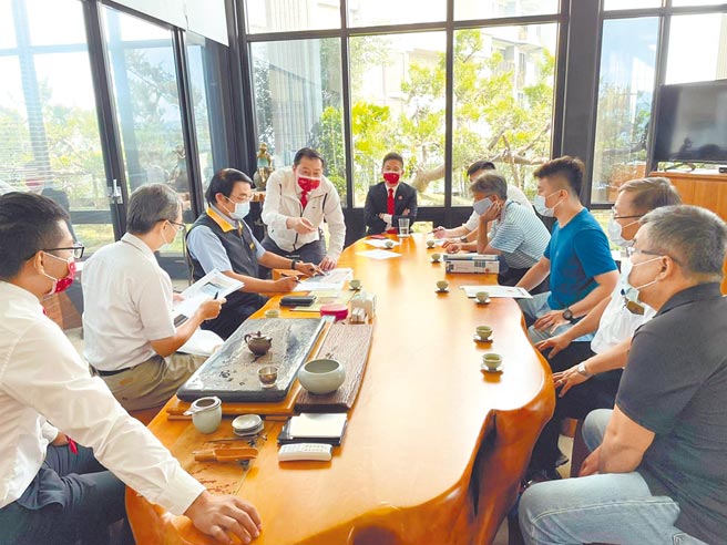 竹北每坪57万创新高？新竹县政府消保官靳邦忠（左三）到业者建案处查证，是开价非成交价。（新竹县消保官办公室提供／罗浚滨新竹传真）