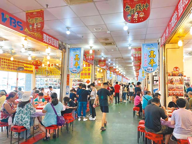 桃园市新屋区永安渔港假日出现出游用餐人潮，业者说和疫情爆发前生意还是差很多。（吕筱蝉摄）