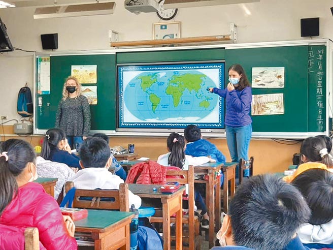 台中市高中以下教職員有3萬多人，近年來推動雙語教學，使得外籍老師逐年增多，他們年齡要達到40歲以上才可獲健檢補助。（台中市政府提供／盧金足台中傳真）