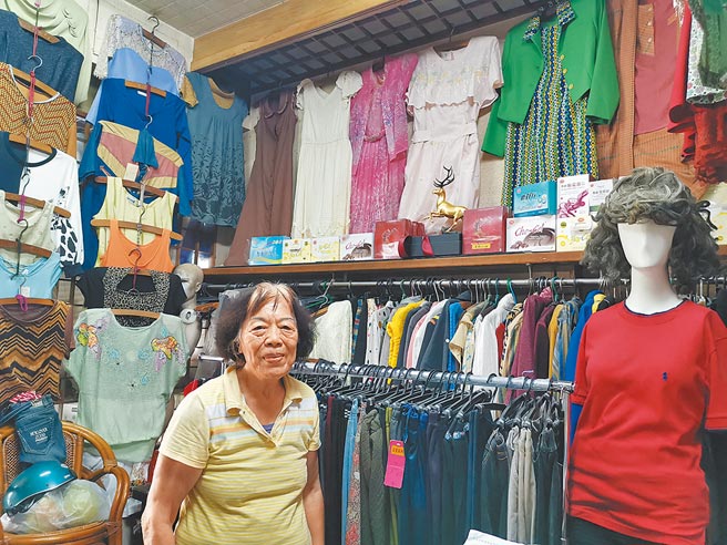 叶陈月榕阿嬷自1970年起在台南市新营第一市场开设美伦时装店，右侧墙上洋装都是她的作品。（刘秀芬摄）