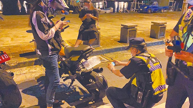 台南市警方近日在观夕平台展开强势取缔飙车。（读者提供／程炳璋台南传真）