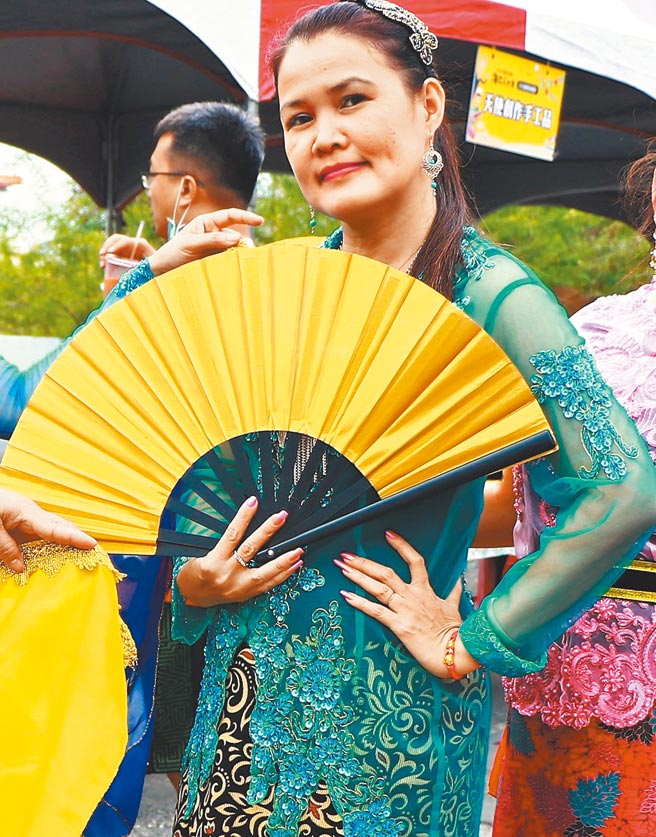 侯惠青組「東港印尼快樂舞團」成為新住民姊妹的心靈依靠，四處表演、信心倍增。（謝佳潾攝）