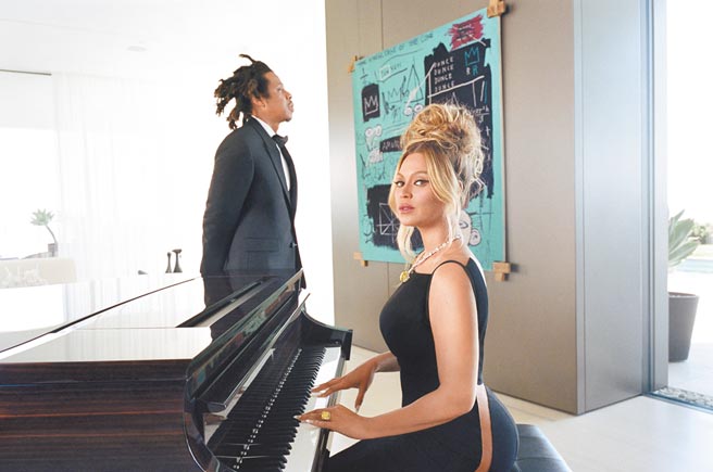 碧昂丝（右）佩戴Tiffany传奇黄钻项炼，杰斯则佩戴石上鸟胸针，背景是巴斯奇亚画作，诠释上流社会的奢华小缩影。（Tiffany & CO.提供）