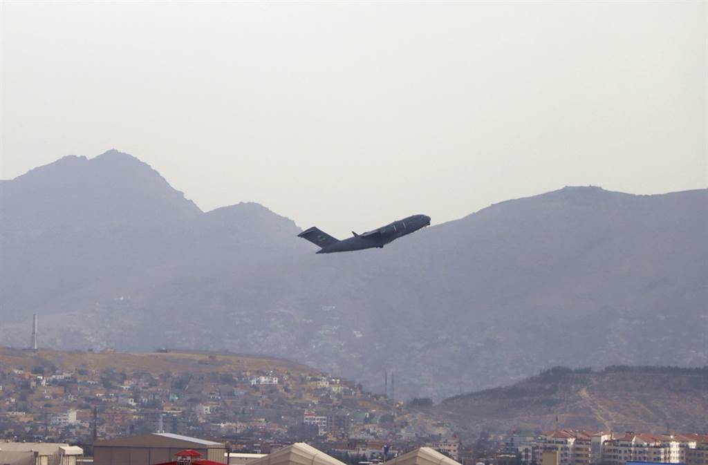 美军于30日完成撤军阿富汗行动。图为30日一架美军军机自喀布尔机场起飞的画面。（图／美联社）(photo:ChinaTimes)