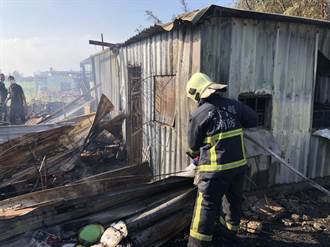 金門田野火警燒毀鐵皮屋 搶救過程移出2具瓦斯桶