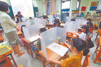 台東小一迎開學 先練習架午餐隔板