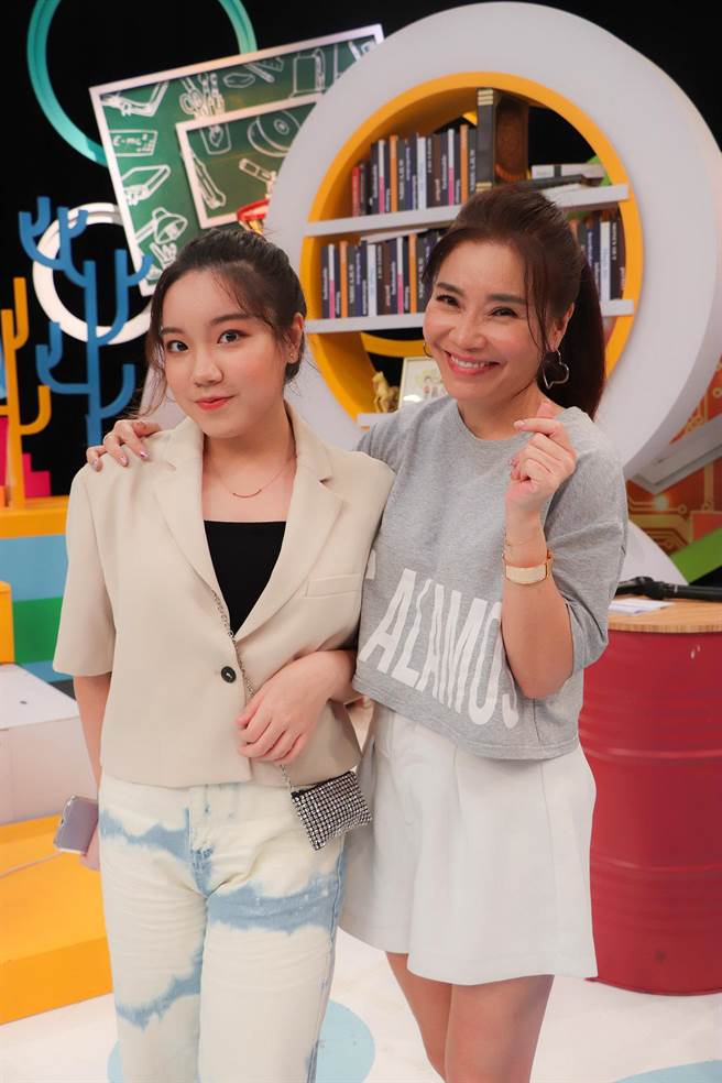 甄莉（右）和女兒Phoebe。（中天綜合台提供）