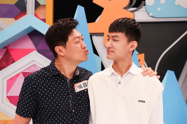 侯昌明（左）和兒子KenKen。（中天綜合台提供）