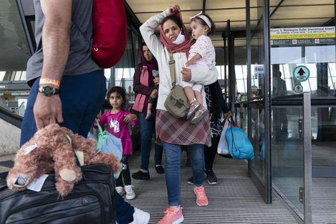 阿富汗人民離境。（美聯社）