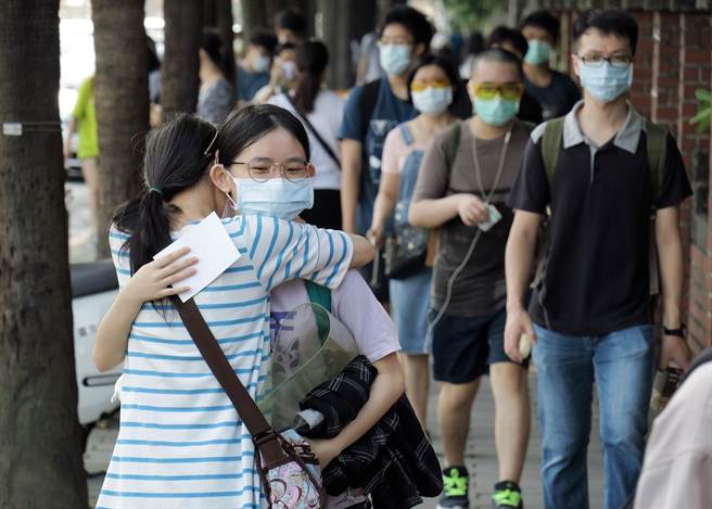110學年度大學考試入學分發管道今天放榜，考生可於上午8時起透過分發會網站查榜;圖為參加指考的學生。（報系資料照／姚志平攝）