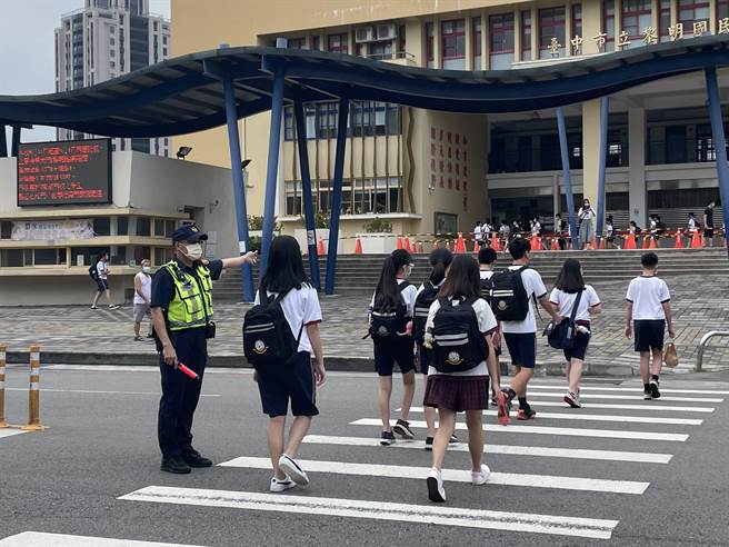 警方加强学生上、放学时段的安全维护工作，务必确保开学期间学生的安全，避免危害发生。（警方提供）