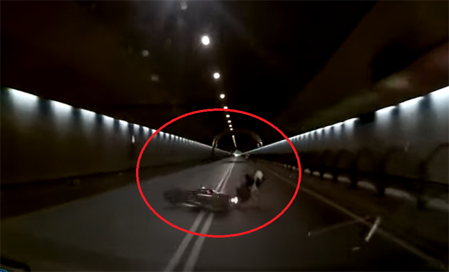 北市自强隧道27日上午发生一起车祸，红圈处可见到骑士遭撞后腾空飞起。（翻摄自YouTube「Wowtchout - 地图型行车影像分享平台」）