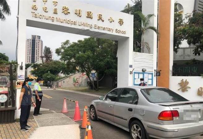 明天就是全国高中职以下学校的开学日，中市警局少年队超前部署，全力配合校方需求、妥适规划相关勤务。（警方提供）