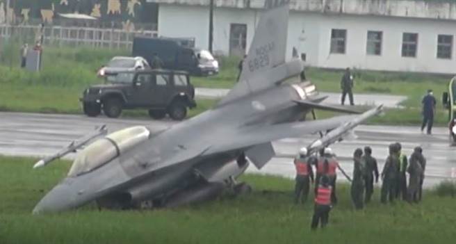 空軍一架F-16戰機降落時衝出跑道。(民眾提供)