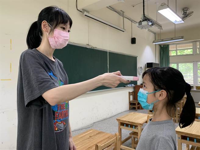 明天开学，小儿科医师提醒家长面对疫情变化多端时，可替孩子多准备口罩、小罐乾洗手或酒精，保持良好生活习惯，增强抵抗力。（门诺医院提供／罗亦晽花莲传真）