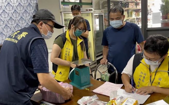 新竹市专勤队利用网路侦搜方式，查获新竹县1家越南小吃店贩卖来源不明的可疑猪肉制品约4公斤。（新竹市专勤队提供／陈育贤新竹传真）