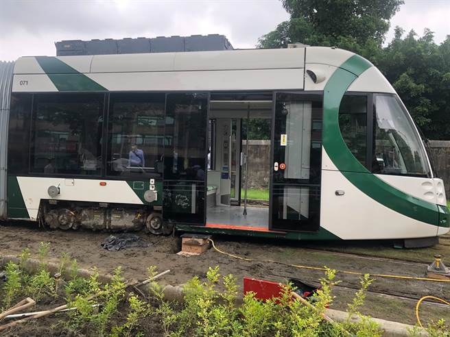高雄輕軌列車31日上午8時40分許，進入C36凱旋二聖站進站時，發生車底捲入草皮意外，所幸無人受傷。（高捷公司提供／石秀華高雄傳真）