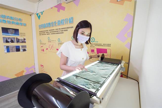现场展出航拍照片判读仪器，让民眾能够动手操作，体验新奇的图像判读乐趣。（新北市文化局提供）
