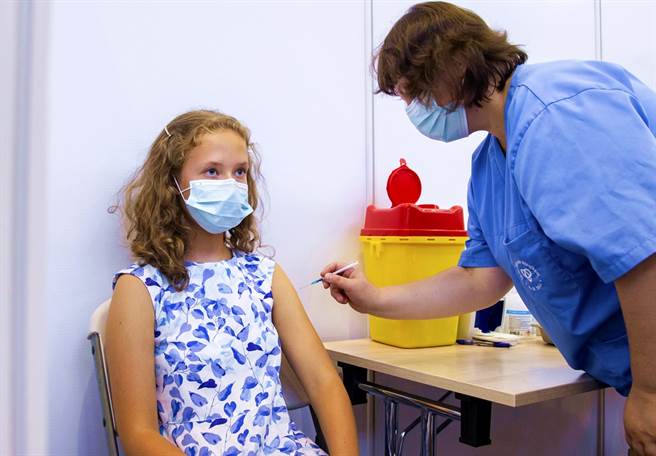 辉瑞董事高特里布30日表示，美国FDA可望于今年秋末或初冬，批准让5至11岁孩童施打辉瑞/BNT疫苗的EUA。（资料照／美联社）