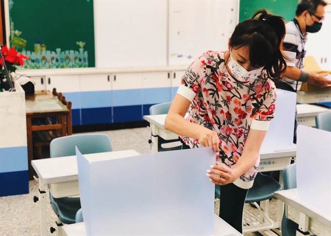 北市议员许淑华四处奔波协助，募集了1万片隔板，赶在开学前、8月底统统送往各校，让家长、学生可安心开学。（摘自许淑华脸书／张颖齐台北传真）