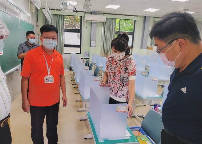 北市议员许淑华（右二）四处奔波协助，募集了1万片隔板，赶在开学前、8月底统统送往各校，让家长、学生可安心开学。（摘自许淑华脸书／张颖齐台北传真）