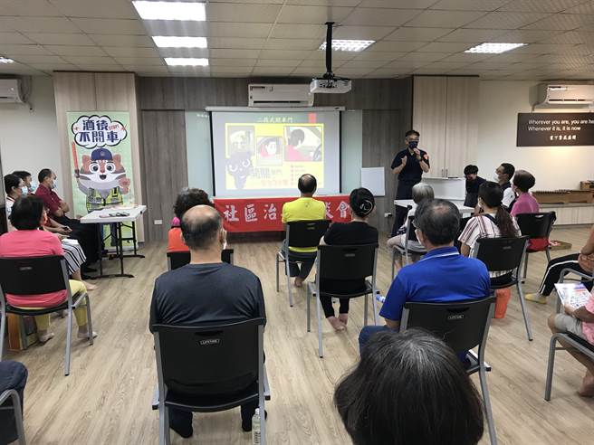 台中市政府警察局第三分局立德派出所举办社区治安座谈会与会民眾反应热烈。（台中市第三分局提供／冯惠宜台中传真）
