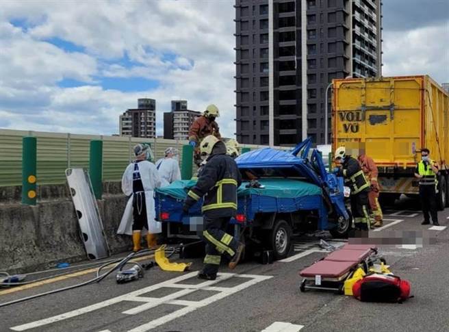 台65线31日上午发生车祸，一辆小货车追撞大货车车斗，警消于现场破获车体救出受困驾驶。（翻摄照片／戴上容新北传真）