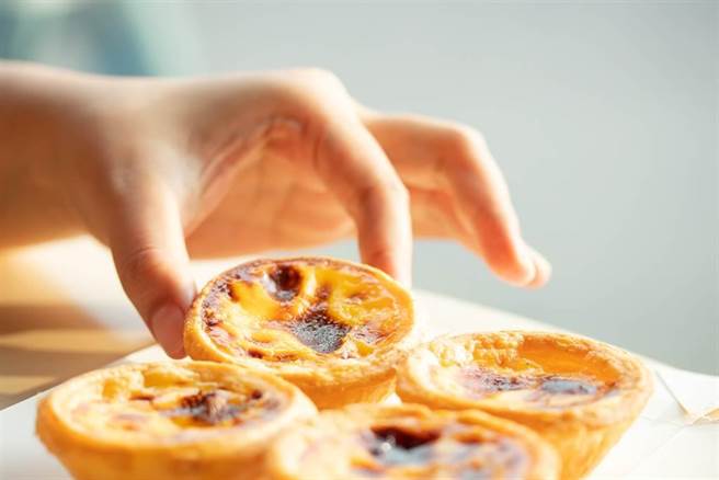 虾皮购物今年3月18日因标错价，肯德基6颗蛋塔卖35元，引发消费者抢订，事后紧急下架并取消订单，引发消费者不满。（图／示意图，达志影像）