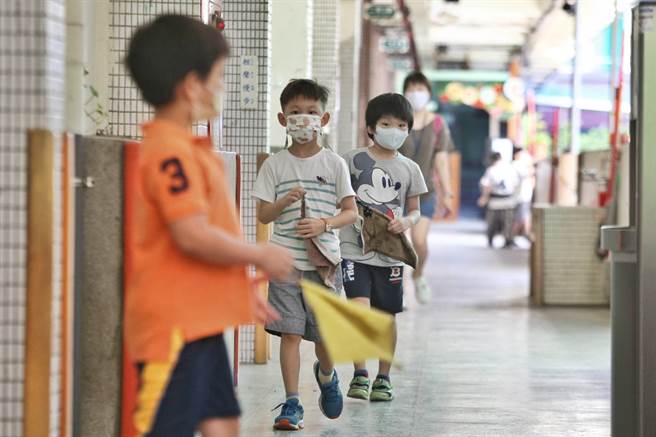 学生上学前、入校时、下午上课前规定都要量测体温。图为睽违三个半月，小学生31日返校日再次踏入校园。（杜宜谙摄）