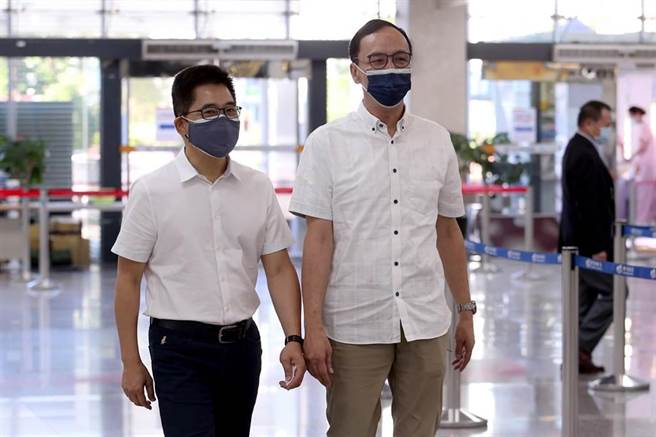 參選國民黨主席的前新北市長朱立倫（右）31日搭機前往台東爭取基層黨員支持，前台東縣長黃健庭（左）陪同前往，力挺意味濃厚。（黃世麒攝）
