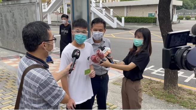 张耀中指出，交通局应主动在公车绑定系统抓漏，比对清查大数据资料后返还溢扣金额。（市议员张耀中服务处提供）