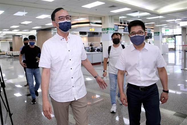 參選國民黨主席的前新北市長朱立倫（左）31日搭機前往台東爭取基層黨員支持，前台東縣長黃健庭（右）陪同前往，力挺意味濃厚。（黃世麒攝）
