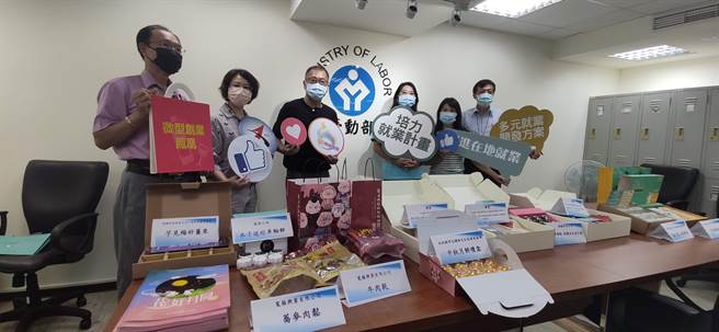 只要持5000元的振兴券至庇护工场、多元培力、受劳动部贷款利息补贴的事业单位，就可以换购7500元的产品。（林良齐摄）