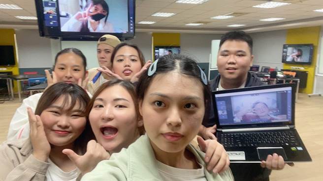 本届营队成员于结业式与线上伙伴们一同合影留念。(醒吾科大提供)