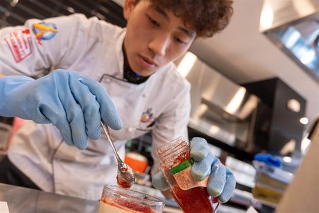 餐旅系学生周沅林化身讲师教导学童制作甜点。(醒吾科大提供)