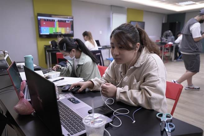 本届营队总召陈云泯与营队成员于线上与学童互动。(醒吾科大提供)