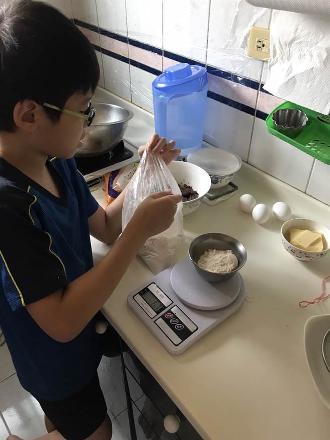 学童在家中依照线上课程自己动手制作甜点。(醒吾科大提供)