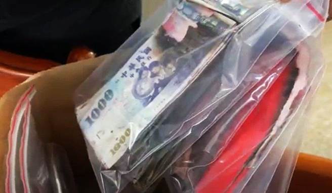 林姓殡葬业者在库钱区发现成堆疑似千元钞票正在燃烧，经拨开残火检视，惊见火堆中许多烧得半毁红包袋和钞票，紧急抢救、清点后竟有20余万元的真钞。（读者提供∕吕妍庭嘉义传真）