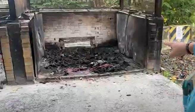 林姓殡葬业者在库钱区发现成堆疑似千元钞票正在燃烧，经拨开残火检视，惊见火堆中许多烧得半毁红包袋和钞票，紧急抢救、清点后竟有20余万元的真钞。（读者提供∕吕妍庭嘉义传真）