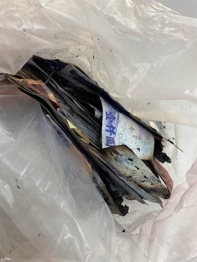 林姓殡葬业者在库钱区发现成堆疑似千元钞票正在燃烧，经拨开残火检视，惊见火堆中许多烧得半毁红包袋和钞票，紧急抢救、清点后竟有20余万元的真钞。（读者提供∕吕妍庭嘉义传真）