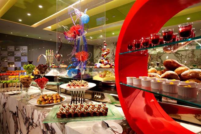 新竹喜来登9月1日起至30日，医事人员至「盛宴自助餐厅」消费，两人同行，一人吃到饱。（新竹喜来登提供／罗浚滨新竹传真）