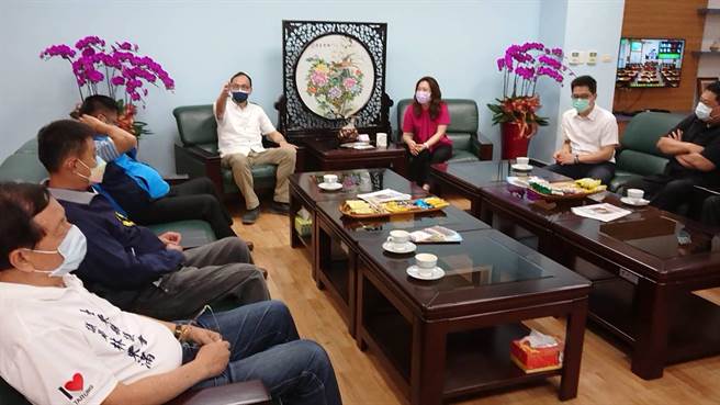 民黨主席候選人朱立倫今天造訪台東爭取基層支持。（台東縣議會提供）