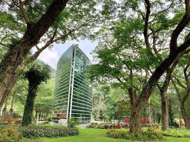 曾文之眼游客服务中心于2001年完工启用，是以「眼睛」的造型为灵感。(南水局提供／刘秀芬台南传真)