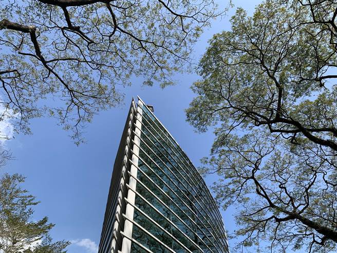 曾文之眼游客服务中心于2001年完工启用，是以「眼睛」的造型为灵感。(南水局提供／刘秀芬台南传真)