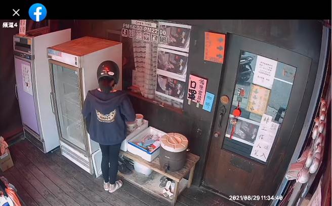 高雄楠梓一间爱心冰箱站近日出现一名年轻女子，竟然一口气拿走17个便当。（图／爱心冰箱站站长 授权提供） 