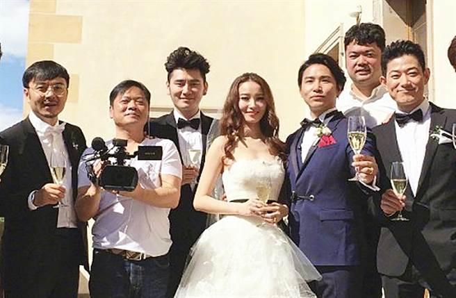 歐弟當年在捷克結婚，錢楓（左3）等一票「天天兄弟」也到場。（圖／翻攝自新浪娛樂微博）