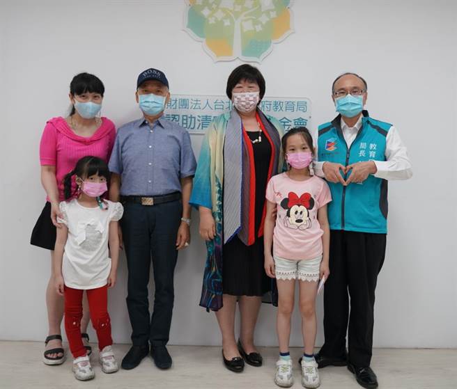 财团法人台北市政府教育局认助清寒学生基金会董事长曾灿金(右)今年与认助人一起与受助孩子相见欢。台北市教育局认助清寒学生基金会提供
