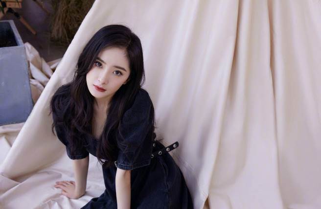 杨幂人气很夯一举一动都成为流行指标。（图／取材自微博）