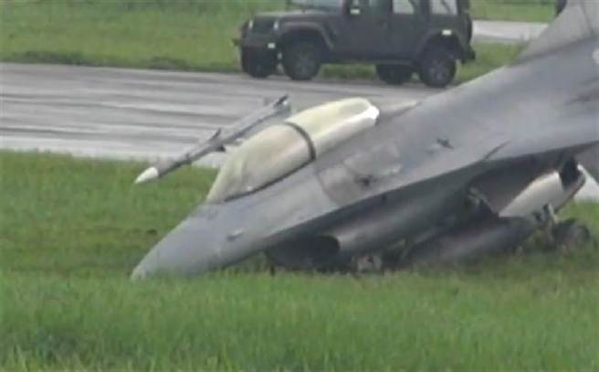 F-16衝出跑道。(民眾提供)

